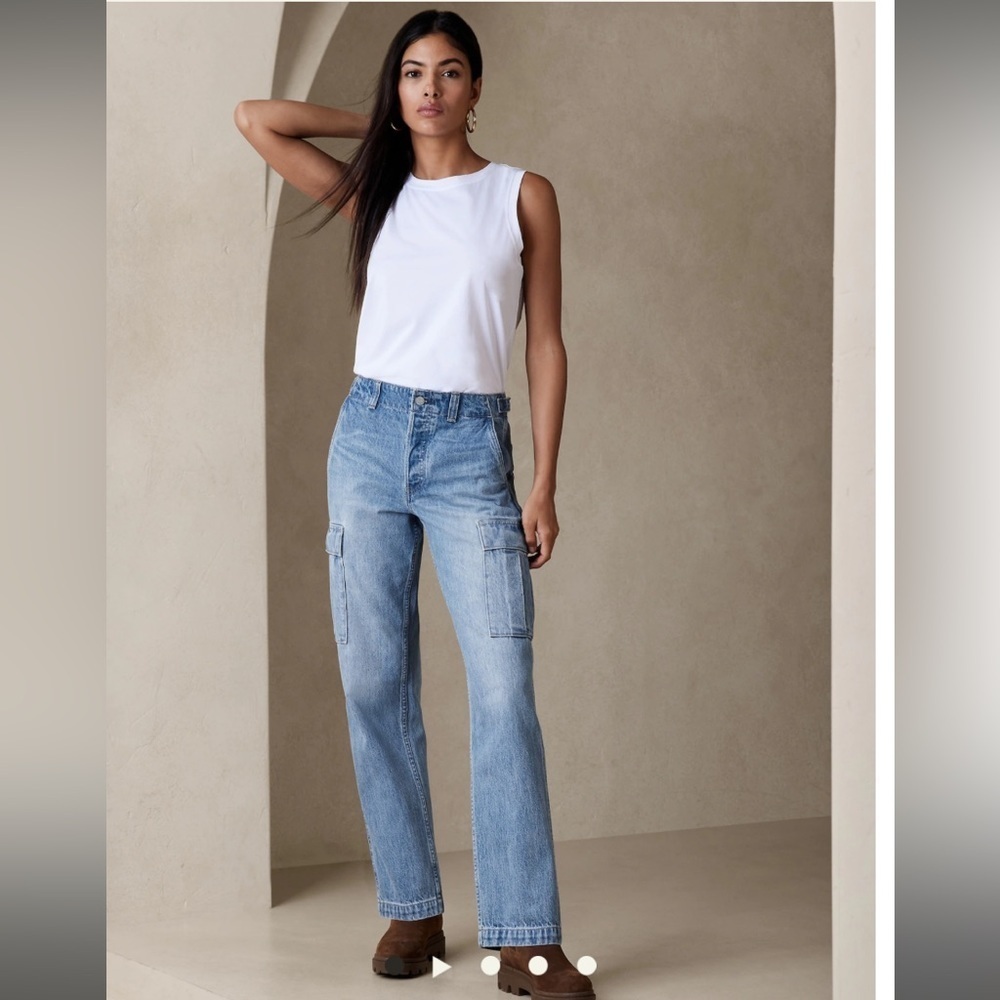 NWT! BANANA REPUBLIC WOMEN’S THE CARGO JEAN - SIZE 28🩷